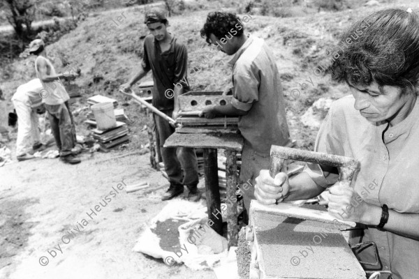 Image of sheet 19990050 photo 21: Erstellung von Zementbloecken für den Wiederaufbau der vom Mitch zerstoerten Haeuser, Miraflor, Nicaragua 1999.
Women from Waslala help the farmers of the UCA Miraflor in creating the Bloques for the reconstruction of houses destroyed by hurricane Mitch.
Nicaragua America central 1999