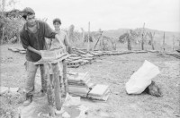 Image of sheet 19990050 photo 23: Frauen aus Waslala helfen den Bauern von Miraflor im Blockbau zur Reparation der Häuser die durch den Hurrikan Hurricane Hurrican Mitch 1998 zerstört wurden. UCA Miraflor Esteli Nicaragua 

Für SAH Schweizerisches Arbeiterinnen Hilfswerk
Solidar Suisse (bis 2011 Schweizerisches Arbeiterhilfswerk (SAH)) engagiert sich für eine sozial, politisch und ökonomisch gerechtere Gesellschaft. In der Trägerschaft des Hilfswerkes sind unter anderem der Schweizerische Gewerkschaftsbund (SGB) und die Sozialdemokratische Partei der Schweiz (SP) vertreten.