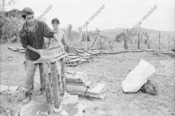 Image of sheet 19990050 photo 23: Frauen aus Waslala helfen den Bauern von Miraflor im Blockbau zur Reparation der Häuser die durch den Hurrikan Hurricane Hurrican Mitch 1998 zerstört wurden. UCA Miraflor Esteli Nicaragua 

Für SAH Schweizerisches Arbeiterinnen Hilfswerk
Solidar Suisse (bis 2011 Schweizerisches Arbeiterhilfswerk (SAH)) engagiert sich für eine sozial, politisch und ökonomisch gerechtere Gesellschaft. In der Trägerschaft des Hilfswerkes sind unter anderem der Schweizerische Gewerkschaftsbund (SGB) und die Sozialdemokratische Partei der Schweiz (SP) vertreten.