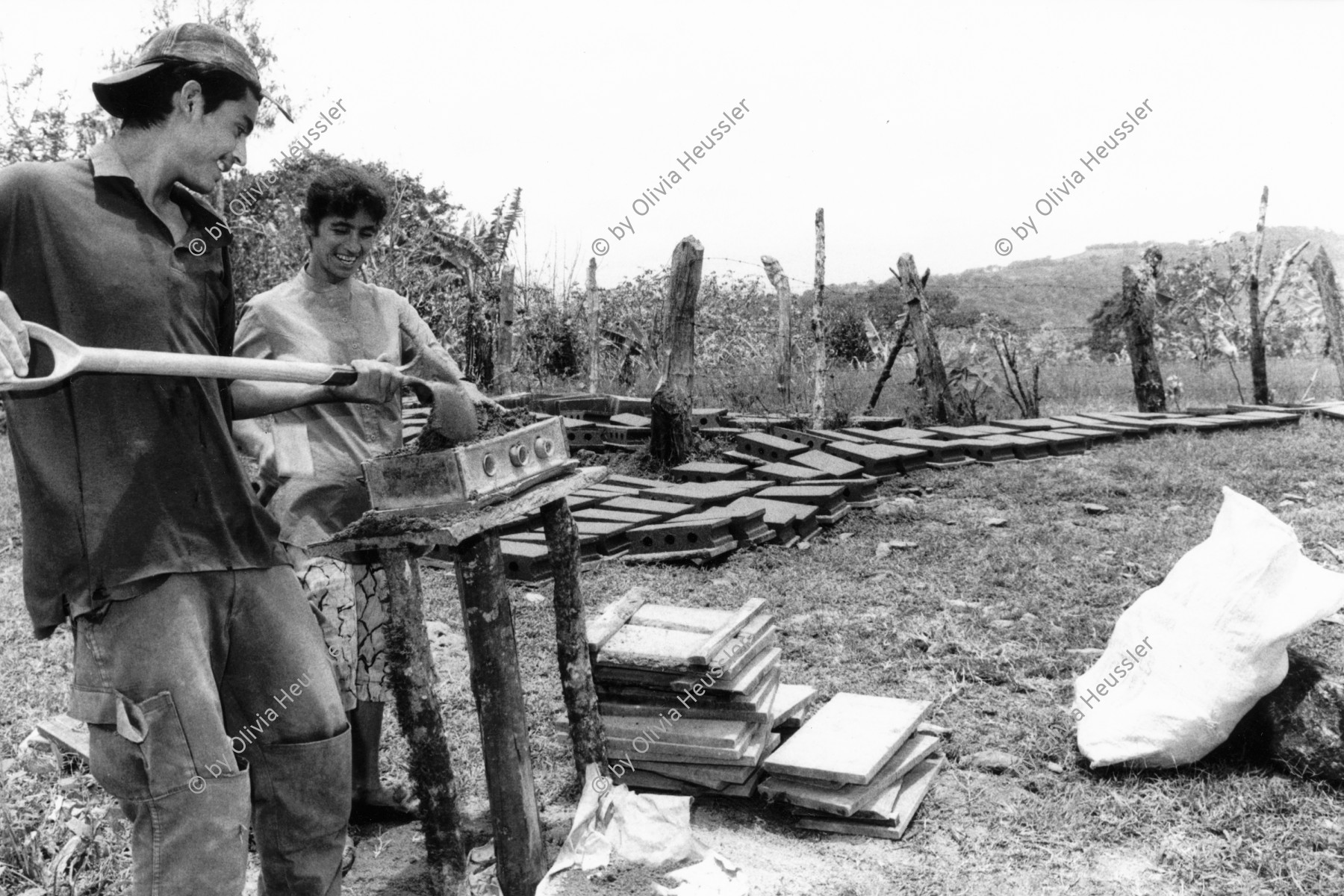 Image of sheet 19990050 photo 24: Erstellung von Zementbloecken für den Wiederaufbau der vom Mitch zerstoerten Haeuser, Miraflor, Nicaragua 1999. Women from Waslala help the farmers of the UCA Miraflor in creating the Bloques for the reconstruction of houses destroyed by hurricane Mitch.