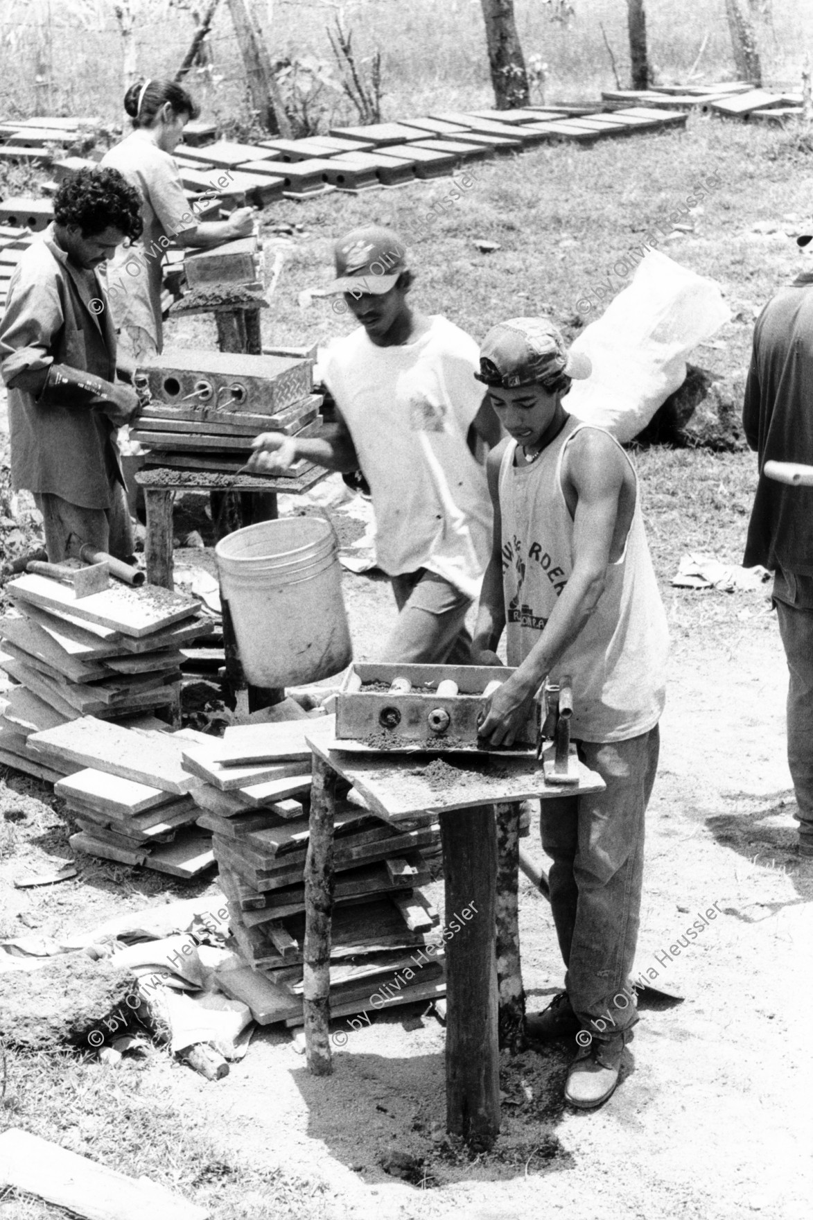 Image of sheet 19990050 photo 29: Erstellung von Zementbloecken für den Wiederaufbau der vom Mitch zerstoerten Haeuser, Miraflor, Nicaragua 1999. Women from Waslala help the farmers of the UCA Miraflor in creating the Bloques for the reconstruction of houses destroyed by hurricane Mitch.