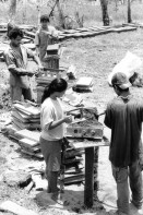Image of sheet 19990050 photo 31: Erstellung von Zementbloecken für den Wiederaufbau der vom Mitch zerstoerten Haeuser, Miraflor, Nicaragua 1999. Women from Waslala help the farmers of the UCA Miraflor in creating the Bloques for the reconstruction of houses destroyed by hurricane Mitch.