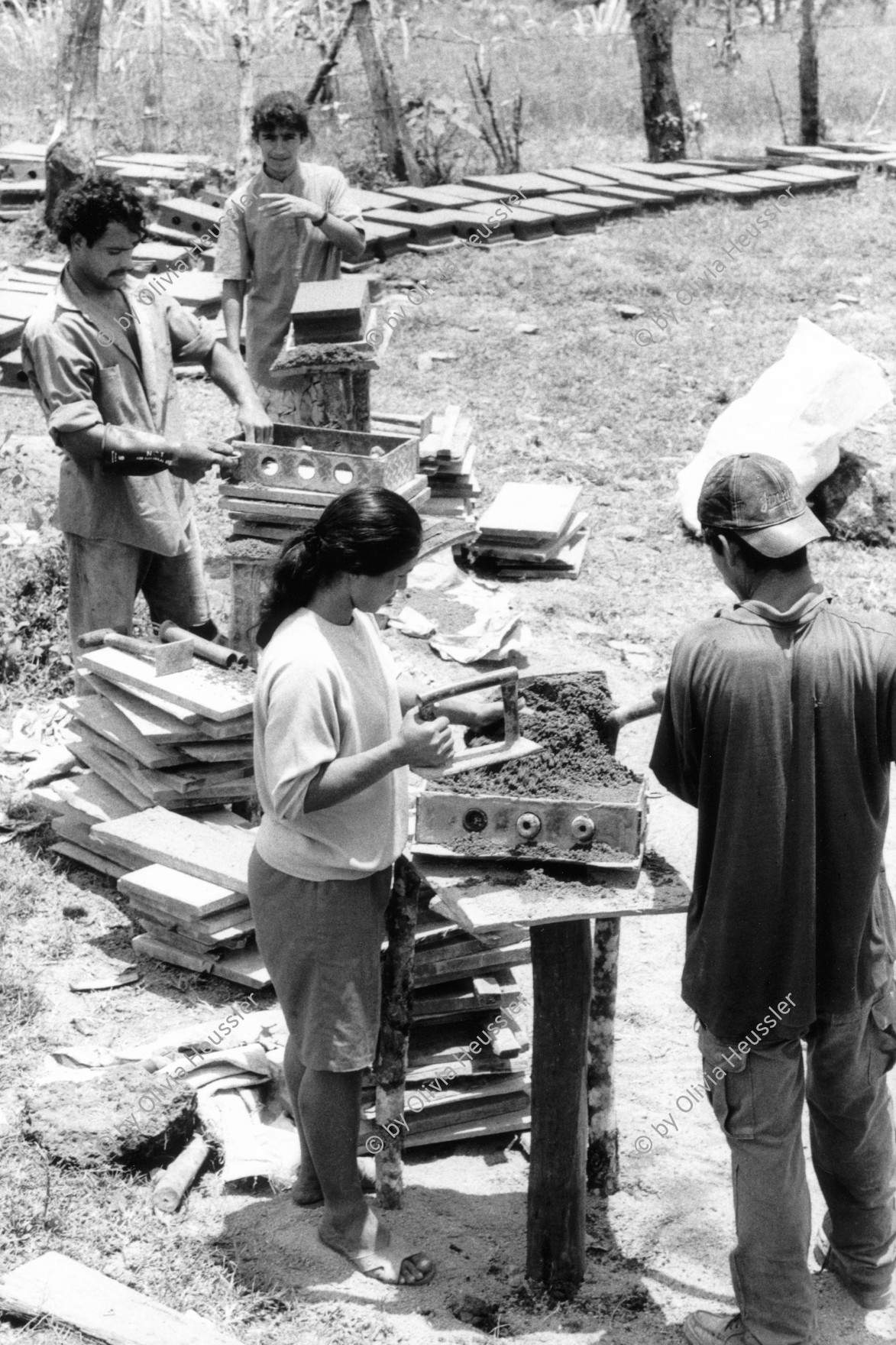 Image of sheet 19990050 photo 31: Erstellung von Zementbloecken für den Wiederaufbau der vom Mitch zerstoerten Haeuser, Miraflor, Nicaragua 1999. Women from Waslala help the farmers of the UCA Miraflor in creating the Bloques for the reconstruction of houses destroyed by hurricane Mitch.