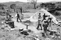 Image of sheet 19990050 photo 34: Frauen aus Waslala helfen den Bauern von Miraflor im Blockbau zur Reparation der Häuser die durch den Hurrikan Hurricane Hurrican Mitch 1998 zerstört wurden. UCA Miraflor Esteli Nicaragua 

Für SAH Schweizerisches Arbeiterinnen Hilfswerk
Solidar Suisse (bis 2011 Schweizerisches Arbeiterhilfswerk (SAH)) engagiert sich für eine sozial, politisch und ökonomisch gerechtere Gesellschaft. In der Trägerschaft des Hilfswerkes sind unter anderem der Schweizerische Gewerkschaftsbund (SGB) und die Sozialdemokratische Partei der Schweiz (SP) vertreten.