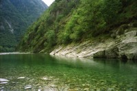 Image of sheet 19990100 photo 18: stillgelegter Camping in Gordevio wegen Einrichtung Naturpark mit Linda Herzog und Luzian mit Alis Wasser der Maggia Nebenfluss Naturlandschaft. Pflanzen Schneeverbauungen auf der Rigi bei Kaltbad alte Kohle Dampflokomotive mit Führer
1999 Tessin