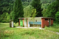Image of sheet 19990100 photo 2: stillgelegter Camping in Gordevio wegen Einrichtung Naturpark mit Linda Herzog und Luzian mit Alis Wasser der Maggia Nebenfluss Naturlandschaft. Pflanzen Schneeverbauungen auf der Rigi bei Kaltbad alte Kohle Dampflokomotive mit Führer
1999 Tessin