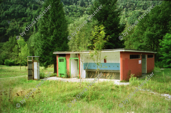 Image of sheet 19990100 photo 2: stillgelegter Camping in Gordevio wegen Einrichtung Naturpark mit Linda Herzog und Luzian mit Alis Wasser der Maggia Nebenfluss Naturlandschaft. Pflanzen Schneeverbauungen auf der Rigi bei Kaltbad alte Kohle Dampflokomotive mit Führer
1999 Tessin