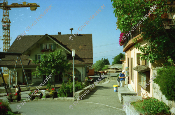 Image of sheet 19990100 photo 32: stillgelegter Camping in Gordevio wegen Einrichtung Naturpark mit Linda Herzog und Luzian mit Alis Wasser der Maggia Nebenfluss Naturlandschaft. Pflanzen Schneeverbauungen auf der Rigi bei Kaltbad alte Kohle Dampflokomotive mit Führer
1999 Tessin