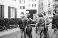 Image of sheet 19990140 photo 26: Die 'Frau 1928' im Garten des Amt für Soziokultur (Heute 2012 Badrans Firma Zeix), aufgestellt weil vor kurzem von der Stadt Zürich erworben. Frau mit Arbeiter Zürich Kreis 4 Aussersihl 1999
