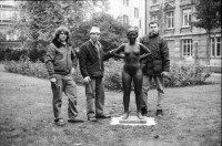 Image of sheet 19990140 photo 33: Die 'Frau 1928' im Garten des Amt für Soziokultur (Heute 2012 Badrans Firma Zeix), aufgestellt weil vor kurzem von der Stadt Zürich erworben. Frau mit Arbeiter Zürich Kreis 4 Aussersihl 1999