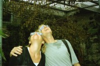 Image of sheet 19990160 photo 2: Sonnenfinsternis im Zoo mit Alis Kinder tragen Brillen Roxanna und Kids Margrit Brunner spielt auf Steeldrum als Samichlaus im Shopville Raoul und Alis am Lützelsee mit Windeln Gruppenbild bei Vital und Marianne in Meilen mit Checco Hauser Zürich Schweiz 1990