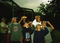 Image of sheet 19990160 photo 5: Sonnenfinsternis im Zoo mit Alis Kinder tragen Brillen Roxanna und Kids Margrit Brunner spielt auf Steeldrum als Samichlaus im Shopville Raoul und Alis am Lützelsee mit Windeln Gruppenbild bei Vital und Marianne in Meilen mit Checco Hauser Zürich Schweiz 1990