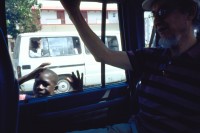 Image of sheet 19991207 photo 515: Kind schaut durch Autofenster. √
Dar es Salaam Tansania kid car window
Africa Afrika