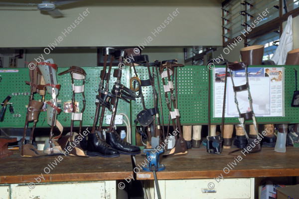 Image of sheet 19991207 photo 517: Africa Afrika Tansania 1999
Im Atelier für Prothesen.
Dar es Salaam Dr. Uma Grob Clinic Moi
√

© 1999, OLIVIA HEUSSLER www.clic.li