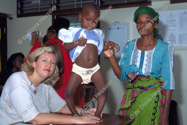 Image of sheet 19991207 photo 548: Dr. Uma Grob mit Kinder patient in ihrer Klinik Moi Dar es Salaam East Africa Ost Afrika Tansania 1999
√

© 1999, OLIVIA HEUSSLER www.clic.li