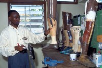 Image of sheet 19991207 photo 550: Techniker arbeitet im Prothesen Atelier an einer Beinprothese. leg prothesis
Klinik Moi Dar es Salaam East Africa Ost Afrika Tansania 1999 √
© 1999, OLIVIA HEUSSLER / www.clic.li