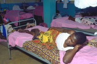Image of sheet 19991207 photo 552: Patientin in der Klinik Moi 
Dar es Salaam East Africa Ost Afrika Tansania 1999 √

© 1999, OLIVIA HEUSSLER / www.clic.li