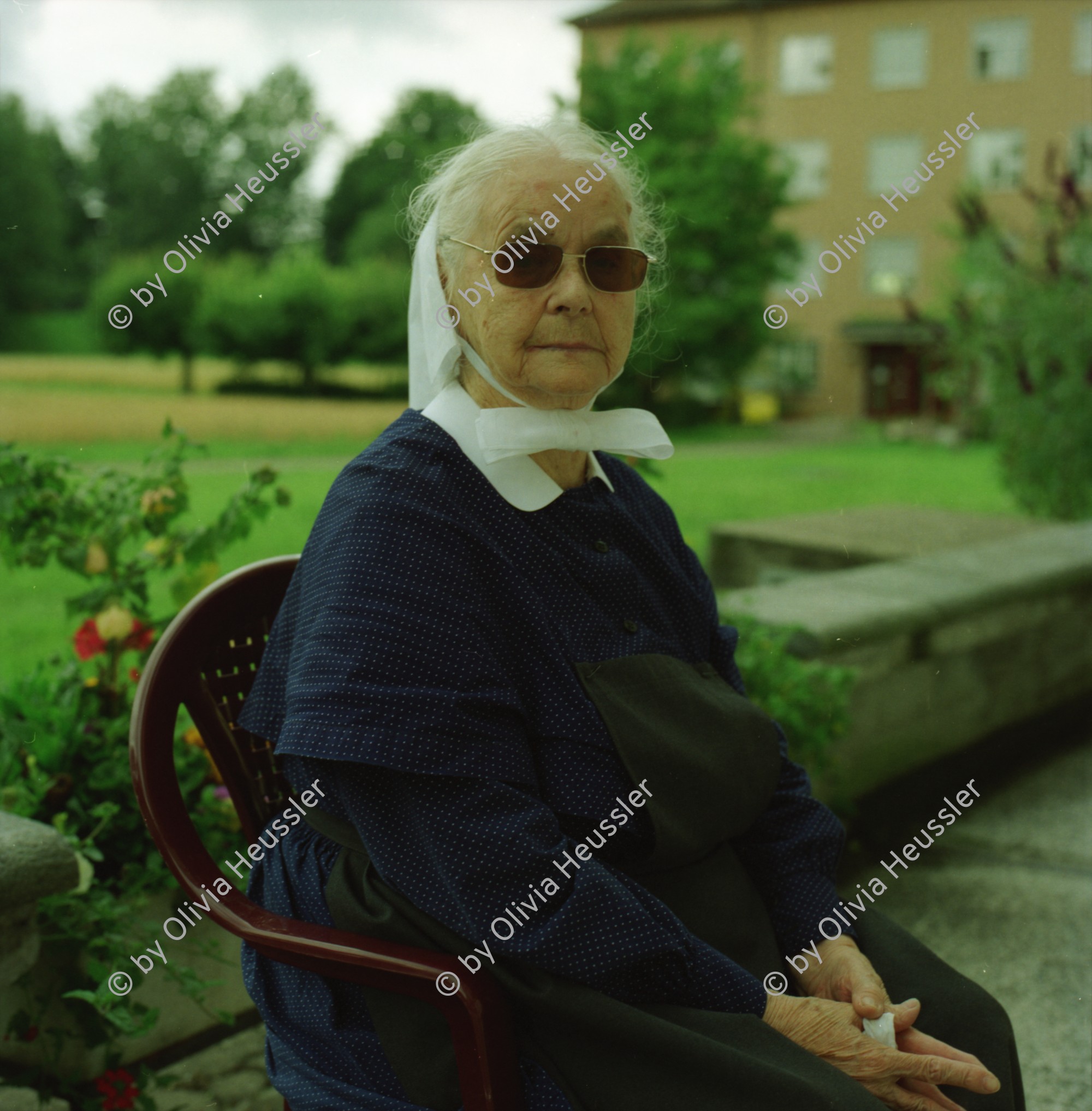 Image of sheet 20000170 photo 5: Portrait Diakonissin Schwester Schweizer im Spital Zollikerberg Neonatologie Abteilung Frühgeborenes
im Brutkasten Gesundheit Baby Kleinkinder Neugeborenes