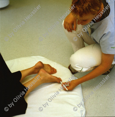 Image of sheet 20000180 photo 7: Portrait Diakonissin Schwester Schweizer im Spital Zollikerberg Neonatologie Abteilung Frühgeborenes
im Brutkasten Gesundheit Baby Kleinkinder Neugeborenes