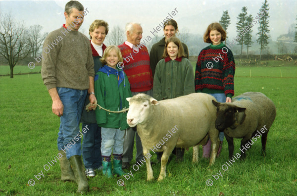 Image of sheet 20000230 photo 9: Schafzucht mit Biofleisch Bauernhof Landwirtschaft Schafe und Mädchen Kind