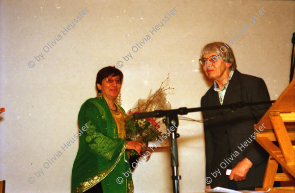 Image of sheet 20010040 photo 19: Dr. Sima Samar erhält den Paul-Grüninger-Preis in der Höhe von 50 000 Franken für ihren Einsatz zugunsten des Rechts auf Gesundheit und Bildung von Frauen und Mädchen in Afghanistan