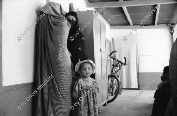 Image of sheet 20010070 photo 10: Pakistan Quetta Baluchistan 2001
Die afghanische Aerztin Dr. Sima Samar ist Hazara und arbeitet in ihrer Shuada Klinik in Mariabad im Spital.Sie empfängt Patientinnen Frauen und ihre Kinder im Sprechzimmer Paschtuninnen und Hazara Ihre Organisation unterstützt Hazara Flüchtlinge aus Afghanistan Gruppenbild Hazara Mädchen mit Leishmaniose. Die meisten Kleinkinder leiden an Diarröh Durchfallerkrankungen Durchfall  Familen Frauen tragen die Burka Mütter warten essen Väter mit Kinder  alter Hazara mit Nationalvogel Chukar Partridge Alectoris chukar im Käfig

Hazāra (Persian: هزاره‎) are a Persian-speaking people who mainly live in central Afghanistan. They are overwhelmingly Twelver Shia Muslims and comprise the third largest ethnic group of Afghanistan, forming about 9% (according to other sources up to 19%) of the total population. More than 650,000 Hazara live in neighbouring Pakistan (mostly settled in Quetta) and an estimated one million in Iran.

Balochistan (Balochi: بلوچستان) or Baluchistan[1] (lit. Land of the Baloch) is an arid, desert and mountainous region on the Iranian plateau in south-western Asia, northwest of the Indian Ocean near the Persian Gulf. It mainly includes southwestern Pakistan, southeastern Iran and a smaller section of southwestern Afghanistan.

Belutschistan (persisch ‏بلوچستان‎) ist eine Region im Iranischen Hochland, die sich über den Osten Irans, den Süden Afghanistans und den Südwesten Pakistans erstreckt. Die Fläche beträgt etwa 300.000 km².