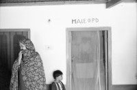 Image of sheet 20010070 photo 13: Pakistan Quetta Baluchistan 2001
Die afghanische Aerztin Dr. Sima Samar ist Hazara und arbeitet in ihrer Shuada Klinik in Mariabad im Spital.Sie empfängt Patientinnen Frauen und ihre Kinder im Sprechzimmer Paschtuninnen und Hazara Ihre Organisation unterstützt Hazara Flüchtlinge aus Afghanistan Gruppenbild Hazara Mädchen mit Leishmaniose. Die meisten Kleinkinder leiden an Diarröh Durchfallerkrankungen Durchfall  Familen Frauen tragen die Burka Mütter warten essen Väter mit Kinder  alter Hazara mit Nationalvogel Chukar Partridge Alectoris chukar im Käfig

Hazāra (Persian: هزاره‎) are a Persian-speaking people who mainly live in central Afghanistan. They are overwhelmingly Twelver Shia Muslims and comprise the third largest ethnic group of Afghanistan, forming about 9% (according to other sources up to 19%) of the total population. More than 650,000 Hazara live in neighbouring Pakistan (mostly settled in Quetta) and an estimated one million in Iran.

Balochistan (Balochi: بلوچستان) or Baluchistan[1] (lit. Land of the Baloch) is an arid, desert and mountainous region on the Iranian plateau in south-western Asia, northwest of the Indian Ocean near the Persian Gulf. It mainly includes southwestern Pakistan, southeastern Iran and a smaller section of southwestern Afghanistan.

Belutschistan (persisch ‏بلوچستان‎) ist eine Region im Iranischen Hochland, die sich über den Osten Irans, den Süden Afghanistans und den Südwesten Pakistans erstreckt. Die Fläche beträgt etwa 300.000 km².
