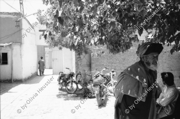 Image of sheet 20010070 photo 24: Pakistan Quetta Baluchistan 2001
Die afghanische Aerztin Dr. Sima Samar ist Hazara und arbeitet in ihrer Shuada Klinik in Mariabad im Spital.Sie empfängt Patientinnen Frauen und ihre Kinder im Sprechzimmer Paschtuninnen und Hazara Ihre Organisation unterstützt Hazara Flüchtlinge aus Afghanistan Gruppenbild Hazara Mädchen mit Leishmaniose. Die meisten Kleinkinder leiden an Diarröh Durchfallerkrankungen Durchfall  Familen Frauen tragen die Burka Mütter warten essen Väter mit Kinder  alter Hazara mit Nationalvogel Chukar Partridge Alectoris chukar im Käfig

Hazāra (Persian: هزاره‎) are a Persian-speaking people who mainly live in central Afghanistan. They are overwhelmingly Twelver Shia Muslims and comprise the third largest ethnic group of Afghanistan, forming about 9% (according to other sources up to 19%) of the total population. More than 650,000 Hazara live in neighbouring Pakistan (mostly settled in Quetta) and an estimated one million in Iran.

Balochistan (Balochi: بلوچستان) or Baluchistan[1] (lit. Land of the Baloch) is an arid, desert and mountainous region on the Iranian plateau in south-western Asia, northwest of the Indian Ocean near the Persian Gulf. It mainly includes southwestern Pakistan, southeastern Iran and a smaller section of southwestern Afghanistan.

Belutschistan (persisch ‏بلوچستان‎) ist eine Region im Iranischen Hochland, die sich über den Osten Irans, den Süden Afghanistans und den Südwesten Pakistans erstreckt. Die Fläche beträgt etwa 300.000 km².