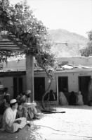 Image of sheet 20010070 photo 26: Pakistan Quetta Baluchistan 2001
Die afghanische Aerztin Dr. Sima Samar ist Hazara und arbeitet in ihrer Shuada Klinik in Mariabad im Spital.Sie empfängt Patientinnen Frauen und ihre Kinder im Sprechzimmer Paschtuninnen und Hazara Ihre Organisation unterstützt Hazara Flüchtlinge aus Afghanistan Gruppenbild Hazara Mädchen mit Leishmaniose. Die meisten Kleinkinder leiden an Diarröh Durchfallerkrankungen Durchfall  Familen Frauen tragen die Burka Mütter warten essen Väter mit Kinder  alter Hazara mit Nationalvogel Chukar Partridge Alectoris chukar im Käfig

Hazāra (Persian: هزاره‎) are a Persian-speaking people who mainly live in central Afghanistan. They are overwhelmingly Twelver Shia Muslims and comprise the third largest ethnic group of Afghanistan, forming about 9% (according to other sources up to 19%) of the total population. More than 650,000 Hazara live in neighbouring Pakistan (mostly settled in Quetta) and an estimated one million in Iran.

Balochistan (Balochi: بلوچستان) or Baluchistan[1] (lit. Land of the Baloch) is an arid, desert and mountainous region on the Iranian plateau in south-western Asia, northwest of the Indian Ocean near the Persian Gulf. It mainly includes southwestern Pakistan, southeastern Iran and a smaller section of southwestern Afghanistan.

Belutschistan (persisch ‏بلوچستان‎) ist eine Region im Iranischen Hochland, die sich über den Osten Irans, den Süden Afghanistans und den Südwesten Pakistans erstreckt. Die Fläche beträgt etwa 300.000 km².