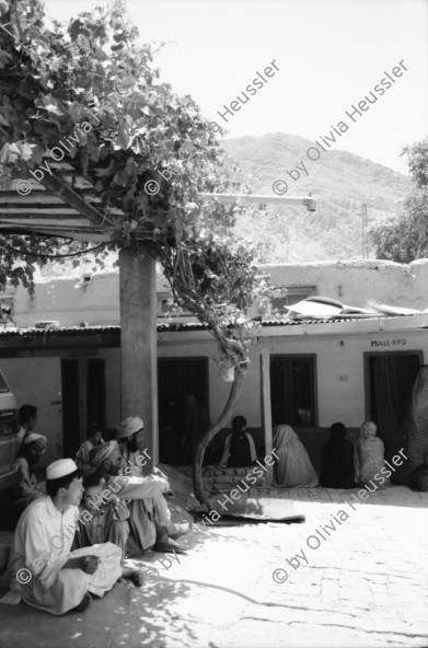 Image of sheet 20010070 photo 26: Pakistan Quetta Baluchistan 2001
Die afghanische Aerztin Dr. Sima Samar ist Hazara und arbeitet in ihrer Shuada Klinik in Mariabad im Spital.Sie empfängt Patientinnen Frauen und ihre Kinder im Sprechzimmer Paschtuninnen und Hazara Ihre Organisation unterstützt Hazara Flüchtlinge aus Afghanistan Gruppenbild Hazara Mädchen mit Leishmaniose. Die meisten Kleinkinder leiden an Diarröh Durchfallerkrankungen Durchfall  Familen Frauen tragen die Burka Mütter warten essen Väter mit Kinder  alter Hazara mit Nationalvogel Chukar Partridge Alectoris chukar im Käfig

Hazāra (Persian: هزاره‎) are a Persian-speaking people who mainly live in central Afghanistan. They are overwhelmingly Twelver Shia Muslims and comprise the third largest ethnic group of Afghanistan, forming about 9% (according to other sources up to 19%) of the total population. More than 650,000 Hazara live in neighbouring Pakistan (mostly settled in Quetta) and an estimated one million in Iran.

Balochistan (Balochi: بلوچستان) or Baluchistan[1] (lit. Land of the Baloch) is an arid, desert and mountainous region on the Iranian plateau in south-western Asia, northwest of the Indian Ocean near the Persian Gulf. It mainly includes southwestern Pakistan, southeastern Iran and a smaller section of southwestern Afghanistan.

Belutschistan (persisch ‏بلوچستان‎) ist eine Region im Iranischen Hochland, die sich über den Osten Irans, den Süden Afghanistans und den Südwesten Pakistans erstreckt. Die Fläche beträgt etwa 300.000 km².