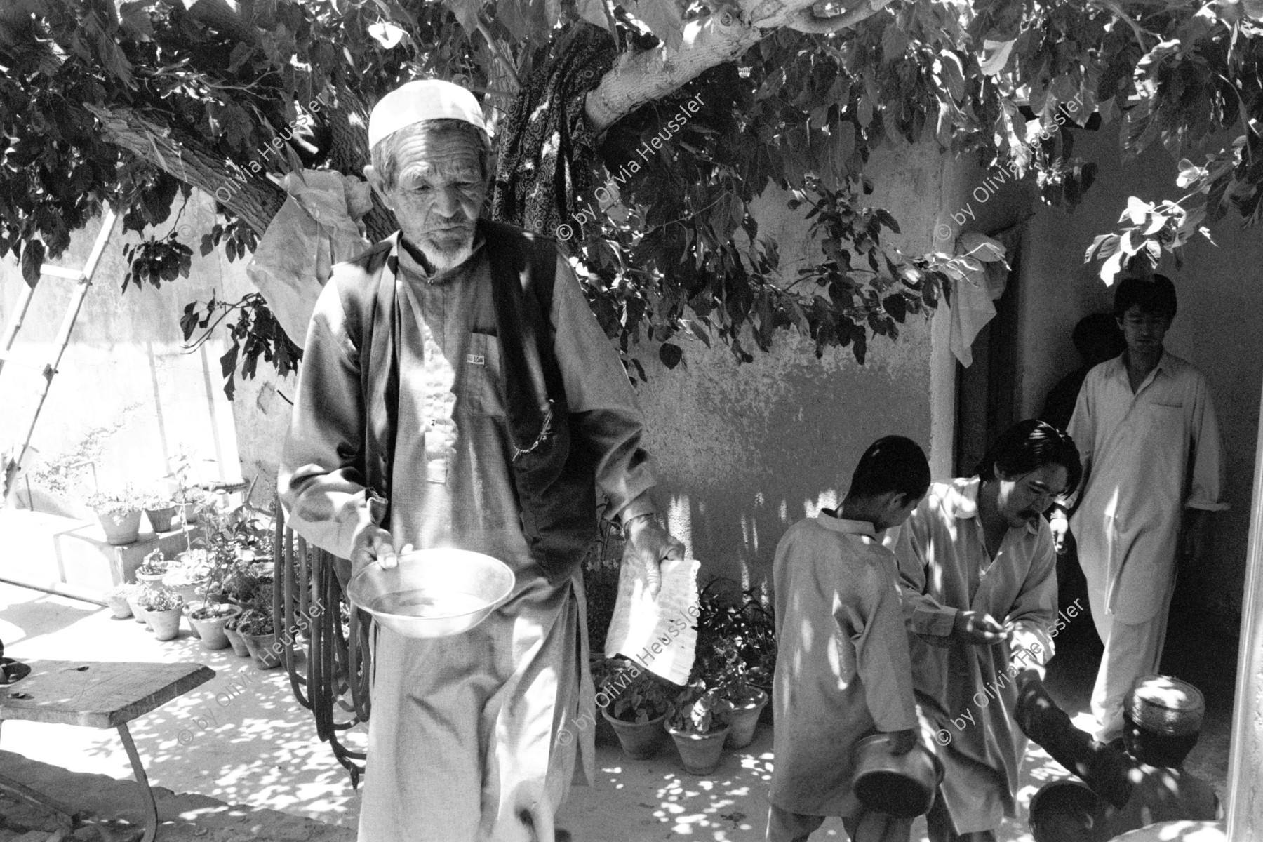 Image of sheet 20010070 photo 28: Mehr Abad, Pakistan Quetta Baluchistan 2001  √
Alter Hazara 
Old hazara man.

Hazāra (Persian: هزاره‎) are a Persian-speaking people who mainly live in central Afghanistan. They are overwhelmingly Twelver Shia Muslims and comprise the third largest ethnic group of Afghanistan, forming about 9% (according to other sources up to 19%) of the total population. More than 650,000 Hazara live in neighbouring Pakistan (mostly settled in Quetta) and an estimated one million in Iran.

Balochistan (Balochi: بلوچستان) or Baluchistan[1] (lit. Land of the Baloch) is an arid, desert and mountainous region on the Iranian plateau in south-western Asia, northwest of the Indian Ocean near the Persian Gulf. It mainly includes southwestern Pakistan, southeastern Iran and a smaller section of southwestern Afghanistan.

Belutschistan (persisch ‏بلوچستان‎) ist eine Region im Iranischen Hochland, die sich über den Osten Irans, den Süden Afghanistans und den Südwesten Pakistans erstreckt. Die Fläche beträgt etwa 300.000 km².

ONE TIME NON EXCLUSIVE EDITORIAL RIGHTS ONLY- NO ARCHIVING-NO THIRD PARTY DISTRIBUTION

© 2001, by OLIVIA HEUSSLER / www.clic.li