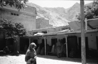Image of sheet 20010070 photo 6: Pakistan Quetta Baluchistan 2001
Die afghanische Aerztin Dr. Sima Samar ist Hazara und arbeitet in ihrer Shuada Klinik in Mariabad im Spital.Sie empfängt Patientinnen Frauen und ihre Kinder im Sprechzimmer Paschtuninnen und Hazara Ihre Organisation unterstützt Hazara Flüchtlinge aus Afghanistan Gruppenbild Hazara Mädchen mit Leishmaniose. Die meisten Kleinkinder leiden an Diarröh Durchfallerkrankungen Durchfall  Familen Frauen tragen die Burka Mütter warten essen Väter mit Kinder  alter Hazara mit Nationalvogel Chukar Partridge Alectoris chukar im Käfig

Hazāra (Persian: هزاره‎) are a Persian-speaking people who mainly live in central Afghanistan. They are overwhelmingly Twelver Shia Muslims and comprise the third largest ethnic group of Afghanistan, forming about 9% (according to other sources up to 19%) of the total population. More than 650,000 Hazara live in neighbouring Pakistan (mostly settled in Quetta) and an estimated one million in Iran.

Balochistan (Balochi: بلوچستان) or Baluchistan[1] (lit. Land of the Baloch) is an arid, desert and mountainous region on the Iranian plateau in south-western Asia, northwest of the Indian Ocean near the Persian Gulf. It mainly includes southwestern Pakistan, southeastern Iran and a smaller section of southwestern Afghanistan.

Belutschistan (persisch ‏بلوچستان‎) ist eine Region im Iranischen Hochland, die sich über den Osten Irans, den Süden Afghanistans und den Südwesten Pakistans erstreckt. Die Fläche beträgt etwa 300.000 km².