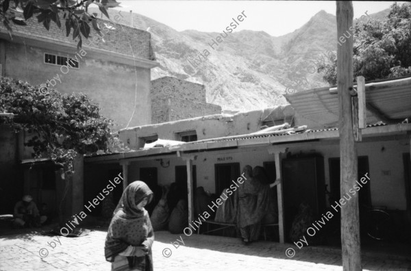 Image of sheet 20010070 photo 6: Pakistan Quetta Baluchistan 2001
Die afghanische Aerztin Dr. Sima Samar ist Hazara und arbeitet in ihrer Shuada Klinik in Mariabad im Spital.Sie empfängt Patientinnen Frauen und ihre Kinder im Sprechzimmer Paschtuninnen und Hazara Ihre Organisation unterstützt Hazara Flüchtlinge aus Afghanistan Gruppenbild Hazara Mädchen mit Leishmaniose. Die meisten Kleinkinder leiden an Diarröh Durchfallerkrankungen Durchfall  Familen Frauen tragen die Burka Mütter warten essen Väter mit Kinder  alter Hazara mit Nationalvogel Chukar Partridge Alectoris chukar im Käfig

Hazāra (Persian: هزاره‎) are a Persian-speaking people who mainly live in central Afghanistan. They are overwhelmingly Twelver Shia Muslims and comprise the third largest ethnic group of Afghanistan, forming about 9% (according to other sources up to 19%) of the total population. More than 650,000 Hazara live in neighbouring Pakistan (mostly settled in Quetta) and an estimated one million in Iran.

Balochistan (Balochi: بلوچستان) or Baluchistan[1] (lit. Land of the Baloch) is an arid, desert and mountainous region on the Iranian plateau in south-western Asia, northwest of the Indian Ocean near the Persian Gulf. It mainly includes southwestern Pakistan, southeastern Iran and a smaller section of southwestern Afghanistan.

Belutschistan (persisch ‏بلوچستان‎) ist eine Region im Iranischen Hochland, die sich über den Osten Irans, den Süden Afghanistans und den Südwesten Pakistans erstreckt. Die Fläche beträgt etwa 300.000 km².