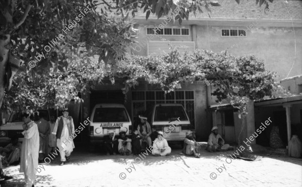 Image of sheet 20010070 photo 8: Pakistan Quetta Baluchistan 2001
Die afghanische Aerztin Dr. Sima Samar ist Hazara und arbeitet in ihrer Shuada Klinik in Mariabad im Spital.Sie empfängt Patientinnen Frauen und ihre Kinder im Sprechzimmer Paschtuninnen und Hazara Ihre Organisation unterstützt Hazara Flüchtlinge aus Afghanistan Gruppenbild Hazara Mädchen mit Leishmaniose. Die meisten Kleinkinder leiden an Diarröh Durchfallerkrankungen Durchfall  Familen Frauen tragen die Burka Mütter warten essen Väter mit Kinder  alter Hazara mit Nationalvogel Chukar Partridge Alectoris chukar im Käfig

Hazāra (Persian: هزاره‎) are a Persian-speaking people who mainly live in central Afghanistan. They are overwhelmingly Twelver Shia Muslims and comprise the third largest ethnic group of Afghanistan, forming about 9% (according to other sources up to 19%) of the total population. More than 650,000 Hazara live in neighbouring Pakistan (mostly settled in Quetta) and an estimated one million in Iran.

Balochistan (Balochi: بلوچستان) or Baluchistan[1] (lit. Land of the Baloch) is an arid, desert and mountainous region on the Iranian plateau in south-western Asia, northwest of the Indian Ocean near the Persian Gulf. It mainly includes southwestern Pakistan, southeastern Iran and a smaller section of southwestern Afghanistan.

Belutschistan (persisch ‏بلوچستان‎) ist eine Region im Iranischen Hochland, die sich über den Osten Irans, den Süden Afghanistans und den Südwesten Pakistans erstreckt. Die Fläche beträgt etwa 300.000 km².