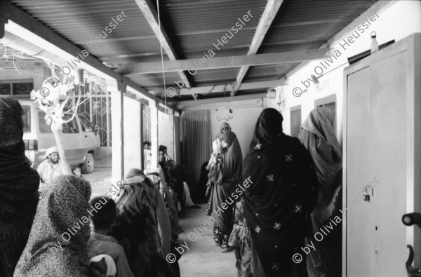 Image of sheet 20010070 photo 9: Pakistan Quetta Baluchistan 2001
Die afghanische Aerztin Dr. Sima Samar ist Hazara und arbeitet in ihrer Shuada Klinik in Mariabad im Spital.Sie empfängt Patientinnen Frauen und ihre Kinder im Sprechzimmer Paschtuninnen und Hazara Ihre Organisation unterstützt Hazara Flüchtlinge aus Afghanistan Gruppenbild Hazara Mädchen mit Leishmaniose. Die meisten Kleinkinder leiden an Diarröh Durchfallerkrankungen Durchfall  Familen Frauen tragen die Burka Mütter warten essen Väter mit Kinder  alter Hazara mit Nationalvogel Chukar Partridge Alectoris chukar im Käfig

Hazāra (Persian: هزاره‎) are a Persian-speaking people who mainly live in central Afghanistan. They are overwhelmingly Twelver Shia Muslims and comprise the third largest ethnic group of Afghanistan, forming about 9% (according to other sources up to 19%) of the total population. More than 650,000 Hazara live in neighbouring Pakistan (mostly settled in Quetta) and an estimated one million in Iran.

Balochistan (Balochi: بلوچستان) or Baluchistan[1] (lit. Land of the Baloch) is an arid, desert and mountainous region on the Iranian plateau in south-western Asia, northwest of the Indian Ocean near the Persian Gulf. It mainly includes southwestern Pakistan, southeastern Iran and a smaller section of southwestern Afghanistan.

Belutschistan (persisch ‏بلوچستان‎) ist eine Region im Iranischen Hochland, die sich über den Osten Irans, den Süden Afghanistans und den Südwesten Pakistans erstreckt. Die Fläche beträgt etwa 300.000 km².