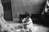 Image of sheet 20010072 photo 1: Pakistan Quetta
Die afghanische Aerztin Dr. Sima Samar ist Hazara und arbeitet in ihrer Shuada Klinik in Mariabad im Spital  Sie empfängt Patientinnen Frauen und ihre Kinder im Sprechzimmer Paschtuninnen und Hazara
Ihre Organisation unterstützt Hazara Flüchtlinge aus Afghanistan im Unterricht 
auf Computern
Belutschistan (persisch ‏بلوچستان‎) ist eine Region im Iranischen Hochland, die sich über den Osten Irans, den Süden Afghanistans und den Südwesten Pakistans erstreckt. Die Fläche beträgt etwa 300.000 km².