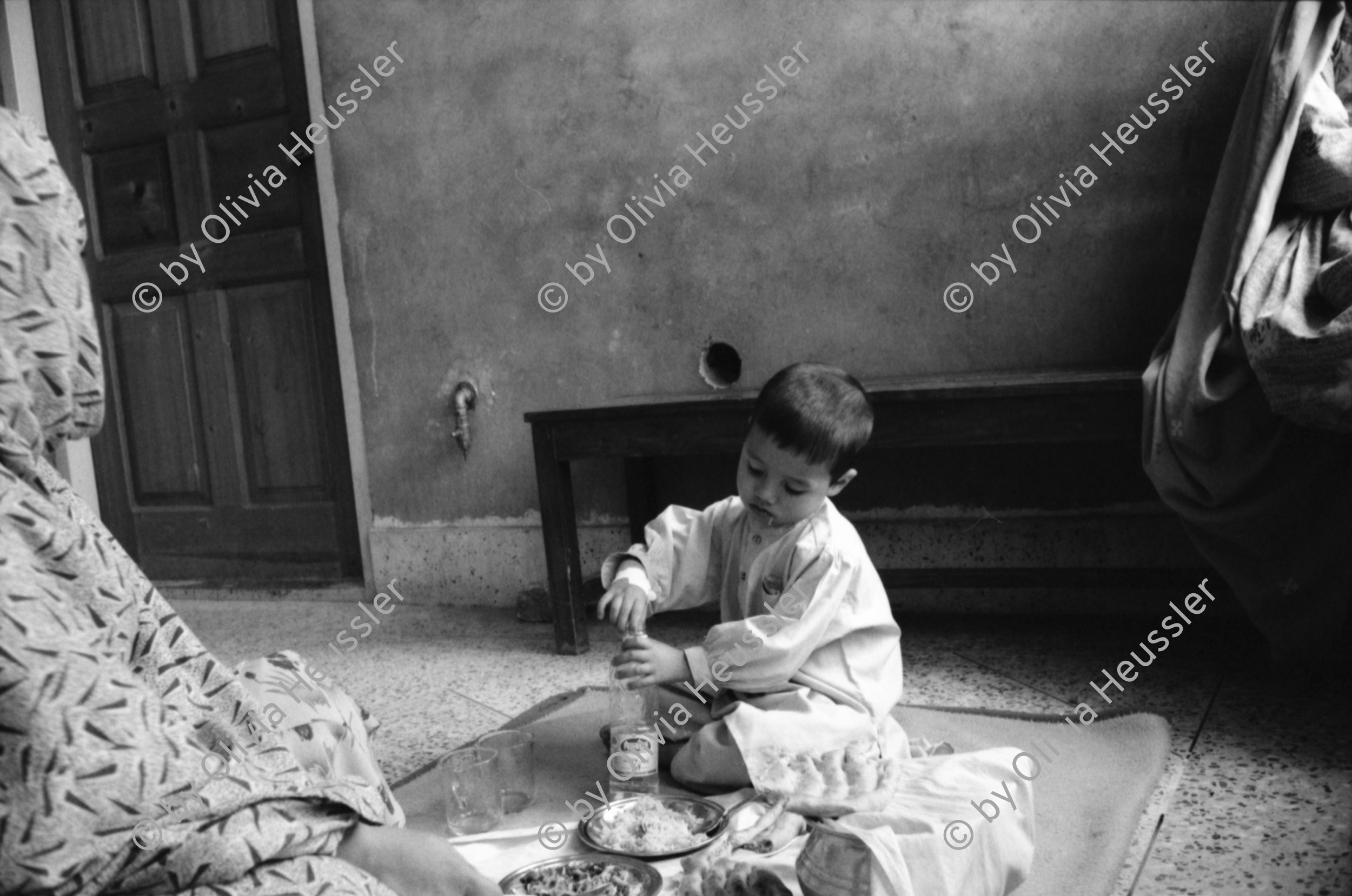 Image of sheet 20010072 photo 1: Pakistan Quetta
Die afghanische Aerztin Dr. Sima Samar ist Hazara und arbeitet in ihrer Shuada Klinik in Mariabad im Spital  Sie empfängt Patientinnen Frauen und ihre Kinder im Sprechzimmer Paschtuninnen und Hazara
Ihre Organisation unterstützt Hazara Flüchtlinge aus Afghanistan im Unterricht 
auf Computern
Belutschistan (persisch ‏بلوچستان‎) ist eine Region im Iranischen Hochland, die sich über den Osten Irans, den Süden Afghanistans und den Südwesten Pakistans erstreckt. Die Fläche beträgt etwa 300.000 km².