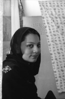 Image of sheet 20010072 photo 21: Pakistan Quetta
Die afghanische Aerztin Dr. Sima Samar ist Hazara und arbeitet in ihrer Shuada Klinik in Mariabad im Spital  Sie empfängt Patientinnen Frauen und ihre Kinder im Sprechzimmer Paschtuninnen und Hazara
Ihre Organisation unterstützt Hazara Flüchtlinge aus Afghanistan im Unterricht 
auf Computern
Belutschistan (persisch ‏بلوچستان‎) ist eine Region im Iranischen Hochland, die sich über den Osten Irans, den Süden Afghanistans und den Südwesten Pakistans erstreckt. Die Fläche beträgt etwa 300.000 km².