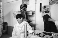 Image of sheet 20010072 photo 23: Sie empfängt Patientinnen Frauen und ihre Kinder im Sprechzimmer Paschtuninnen und Hazara
Ihre Organisation unterstützt Hazara Flüchtlinge aus Afghanistan im Unterricht 
auf Computern
Belutschistan (persisch ‏بلوچستان‎) ist eine Region im Iranischen Hochland, die sich über den Osten Irans, den Süden Afghanistans und den Südwesten Pakistans erstreckt. Die Fläche beträgt etwa 300.000 km².