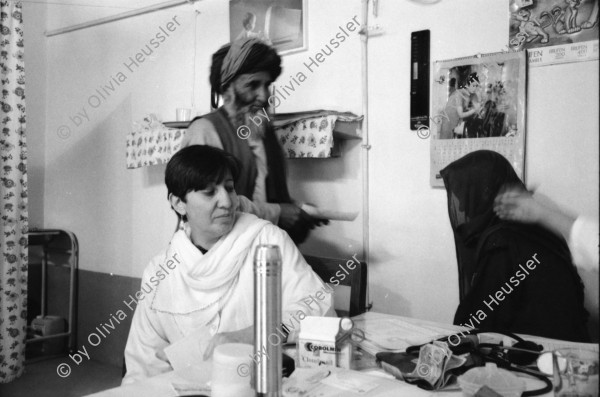 Image of sheet 20010072 photo 23: Pakistan Quetta
Die afghanische Aerztin Dr. Sima Samar ist Hazara und arbeitet in ihrer Shuada Klinik in Mariabad im Spital  Sie empfängt Patientinnen Frauen und ihre Kinder im Sprechzimmer Paschtuninnen und Hazara
Ihre Organisation unterstützt Hazara Flüchtlinge aus Afghanistan im Unterricht 
auf Computern
Belutschistan (persisch ‏بلوچستان‎) ist eine Region im Iranischen Hochland, die sich über den Osten Irans, den Süden Afghanistans und den Südwesten Pakistans erstreckt. Die Fläche beträgt etwa 300.000 km².