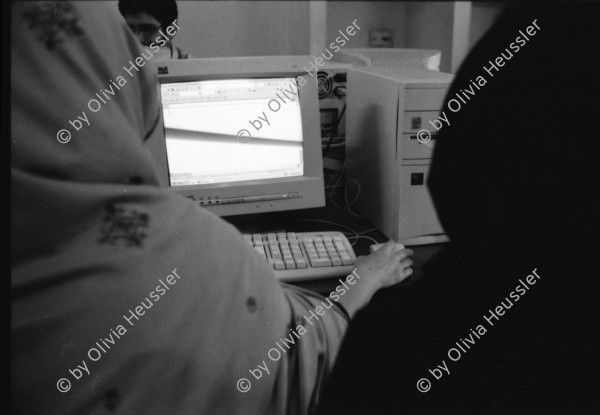 Image of sheet 20010072 photo 24: Pakistan Quetta
Die afghanische Aerztin Dr. Sima Samar ist Hazara und arbeitet in ihrer Shuada Klinik in Mariabad im Spital  Sie empfängt Patientinnen Frauen und ihre Kinder im Sprechzimmer Paschtuninnen und Hazara
Ihre Organisation unterstützt Hazara Flüchtlinge aus Afghanistan im Unterricht 
auf Computern
Belutschistan (persisch ‏بلوچستان‎) ist eine Region im Iranischen Hochland, die sich über den Osten Irans, den Süden Afghanistans und den Südwesten Pakistans erstreckt. Die Fläche beträgt etwa 300.000 km².