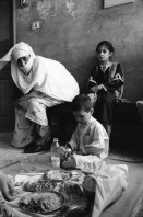 Image of sheet 20010072 photo 6: Die afghanische Aerztin Dr. Sima Samar ist Hazara und arbeitet in ihrer Shuada Klinik in Mariabad im Spital  Sie empfängt Patientinnen Frauen und ihre Kinder im Sprechzimmer Paschtuninnen und Hazara
Ihre Organisation unterstützt Hazara Flüchtlinge aus Afghanistan im Unterricht 
auf Computern
Belutschistan (persisch ‏بلوچستان‎) ist eine Region im Iranischen Hochland, die sich über den Osten Irans, den Süden Afghanistans und den Südwesten Pakistans erstreckt. Die Fläche beträgt etwa 300.000 km².