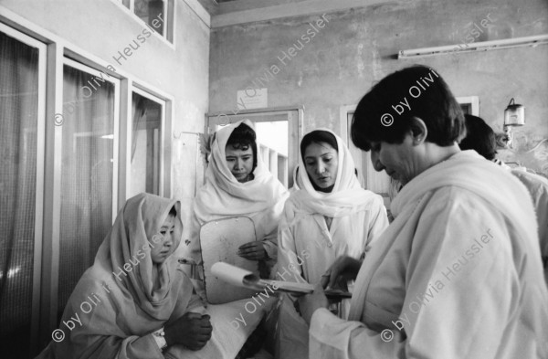 Image of sheet 20010073 photo 21: Die afghanische Aerztin Dr. Sima Samar ist Hazara und arbeitet in ihrer Shuada Klinik in Mariabad. Spital Quetta Pakistan 2001

Sima Samar (Persian: سیما سمر‎) (born 3 February 1957) is a politician in Afghanistan, who served as Minister of Women's Affairs of Afghanistan from December 2001 to 2003. She is currently the Chairperson of the Afghan Independent Human Rights Commission (AIHRC) and, since 2005, United Nations Special Rapporteur on the situation of human rights in Sudan. In 2011, she was part of the newly founded Truth and Justice party.


typisches Brot aus der Region  Naan also Nan Naan 
A type of naan served in an Indian restaurant or Pakistani restaurant
Origin
Place of origin 	Originally from Afghanistan, Pakistan, Persia and Central Asia[1]
Region or state 	Indian subcontinent, West, Central and South europe
Dish details
Main ingredient(s) 	Wheat flour (e.g. Atta, Maida), water, yeast, cooking fat (e.g. ghee, butter), yoghurt, milk (optional)

Naan (Persian, Pashto, Urdu Persian: نان), (Hindi/Punjabi: नान, نان ,ਨਾਨ) is a leavened, oven-baked flatbread.[1] It is also among one of the most popular varieties of Indian breads[2]
Stausee Hanna Lake
'The entire area is suffering a very severe drought and many Pashtuns who have farms and or livestock are suffering greatly .'

Belutschistan (persisch ‏بلوچستان‎) ist eine Region im Iranischen Hochland, die sich über den Osten Irans, den Süden Afghanistans und den Südwesten Pakistans erstreckt. Die Fläche beträgt etwa 300.000 km².