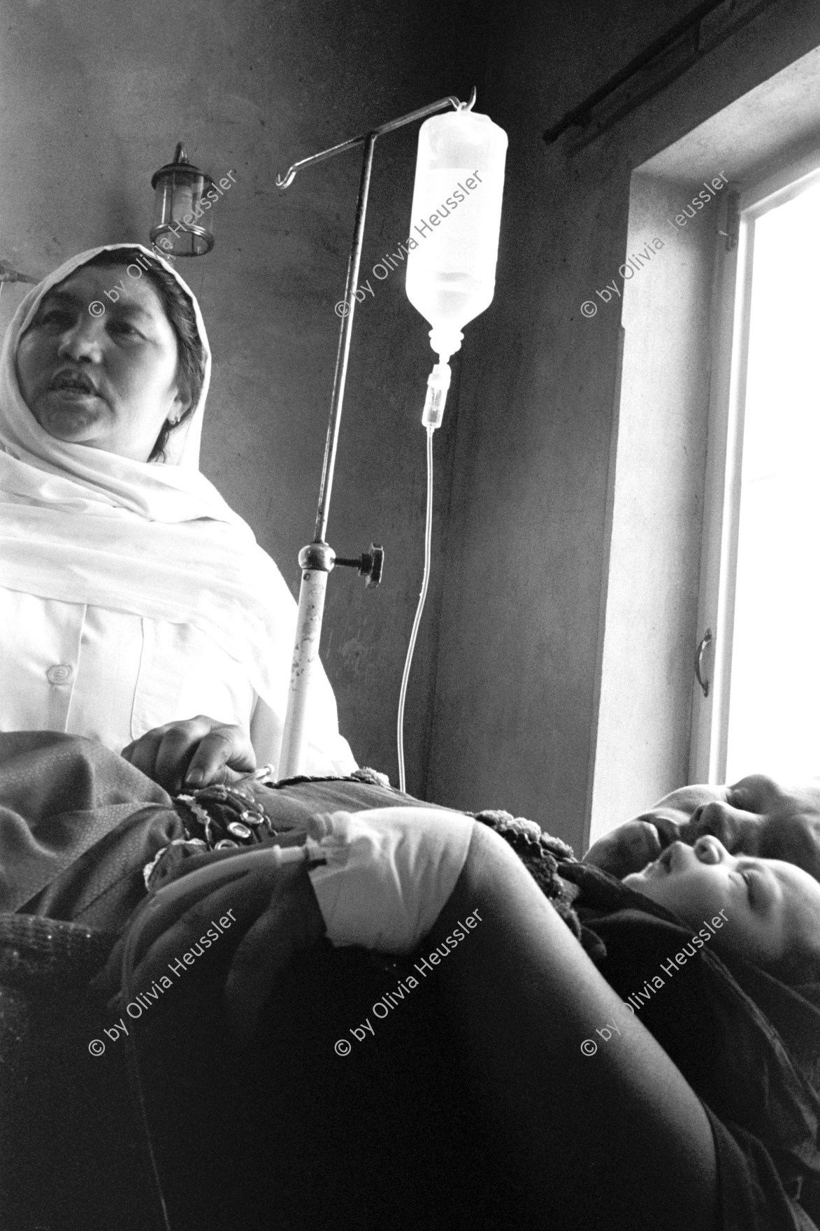 Image of sheet 20010075 photo 16: Eine Hazara Krankenschwester betreut eine Pashtunische Mutter mit ihrem Baby nach der Geburt.   
Shuada Klinik, Mehr Abad, Quetta Pakistan 2001.
Spital Hospital health pashtun baby and mother after birth delivery



ONE TIME NON EXCLUSIVE EDITORIAL RIGHTS ONLY- NO ARCHIVING-NO THIRD PARTY DISTRIBUTION

© 2001, by OLIVIA HEUSSLER / www.clic.li  √