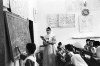 Image of sheet 20010075 photo 29: Lehrerin an der Wandtafel mit SchülerInnen in einer Schule für Hazara Mädchen, Quetta, Pakistan 2001.