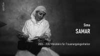 Image of sheet 20010075 photo 9: Die afghanische Aerztin Dr. Sima Samar mit einem Neugeborenen Paschtunenbaby in ihrer Shuada Klinik in Mariabad, Quetta Pakistan 2001. Sima Samar after the birth of a pashtun baby boy child delivery in her clinic arte tv aus: Afghanistan, das verwundete Land. 1/4
