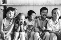 Image of sheet 20010076 photo 16: Hazara Kinder an der Arbeit beim Teppich-Knüpfen, Mehr Abad, Quetta Pakistan 2001.
Kinderarbeit Buben Jungs Knaben Gruppenbild
Hazara children boys at work in the carpet production. childlabor labour 

Hazāra (Persian: هزاره‎) are a Persian-speaking people who mainly live in central Afghanistan. They are overwhelmingly Twelver Shia Muslims and comprise the third largest ethnic group of Afghanistan, forming about 9% (according to other sources up to 19%) of the total population. More than 650,000 Hazara live in neighbouring Pakistan (mostly settled in Quetta) and an estimated one million in Iran. √

ONE TIME NON EXCLUSIVE EDITORIAL RIGHTS ONLY- NO ARCHIVING-NO THIRD PARTY DISTRIBUTION

© 2001, by OLIVIA HEUSSLER / www.clic.li

Belutschistan (persisch ‏بلوچستان‎) ist eine Region im Iranischen Hochland, die sich über den Osten Irans, den Süden Afghanistans und den Südwesten Pakistans erstreckt. Die Fläche beträgt etwa 300.000 km².
