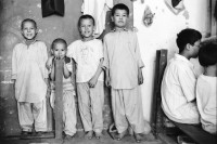 Image of sheet 20010076 photo 20: In der Klinik der Shuada Organisation um Dr. Sima Samar kommen Paschtunen sowie Hazara. Kinder beim Teppichknüpfen Teppich im Hazara Viertel Quartier Kinderarbeit Schulkinder mit einer Schreibtafel Gruppenbild 

Belutschistan (persisch ‏بلوچستان‎) ist eine Region im Iranischen Hochland, die sich über den Osten Irans, den Süden Afghanistans und den Südwesten Pakistans erstreckt. Die Fläche beträgt etwa 300.000 km².