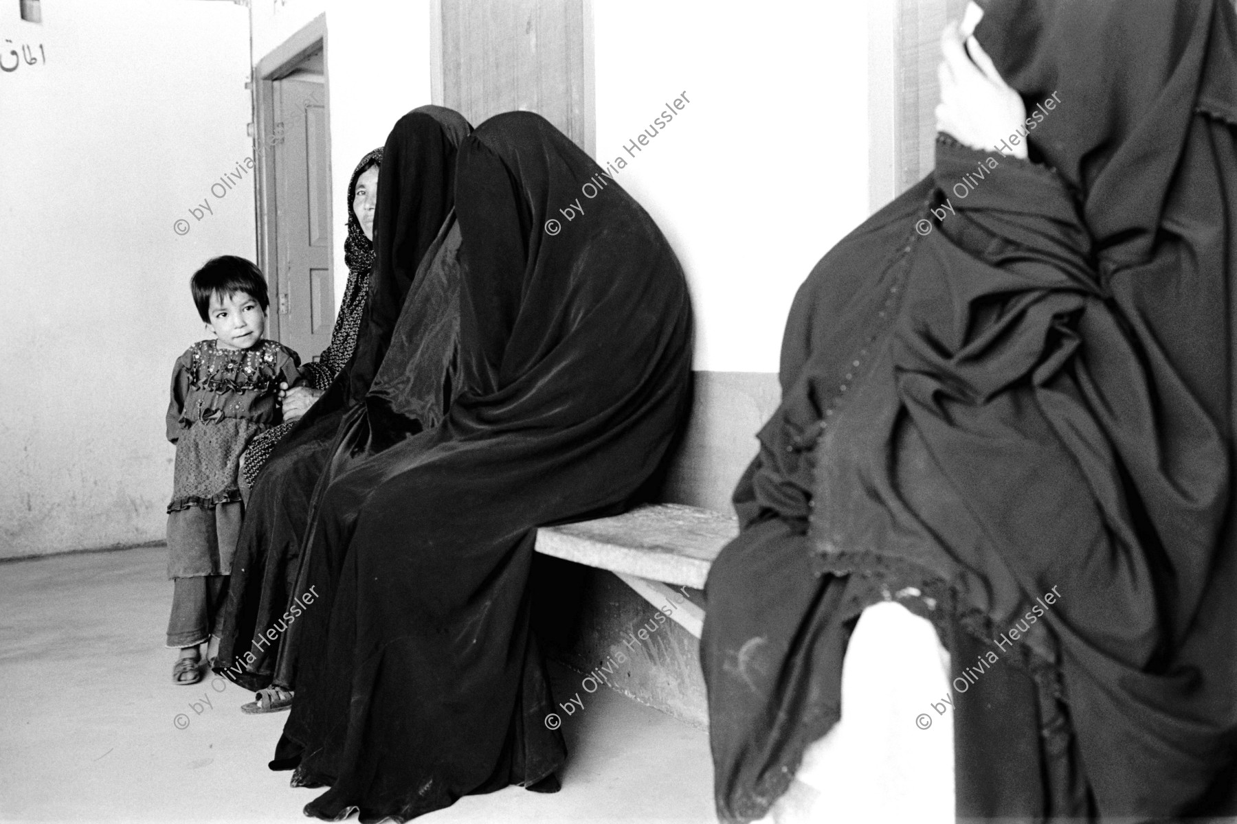 Image of sheet 20010076 photo 6: Pashtun Women in Mehr Abad, Quetta, Pakistan 2001.

In der Klinik der Shuada Organisation von Dr. Sima Samar kommen Paschtunen sowie Hazara Frauen mit Kindern. 
In the health clinic of Dr. Sima Samar' Shuada organization are visiting Pashtun and Hazara women with children 

Belutschistan (persisch ‏بلوچستان‎) ist eine Region im Iranischen Hochland, die sich über den Osten Irans, den Süden Afghanistans und den Südwesten Pakistans erstreckt. Die Fläche beträgt etwa 300.000 km².

ONE TIME NON EXCLUSIVE EDITORIAL RIGHTS ONLY- NO ARCHIVING-NO THIRD PARTY DISTRIBUTION