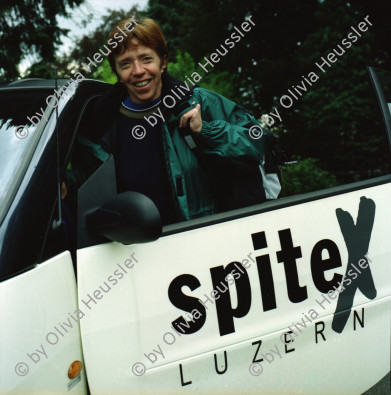 Image of sheet 20010150 photo 1: Portrait Krankenschwester Spitex in Luzern im Smart für Schweizer Familie